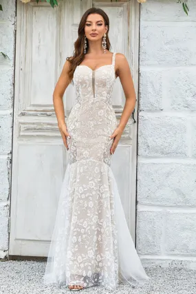 Abito da sposa con strascico a sirena color avorio e pizzo